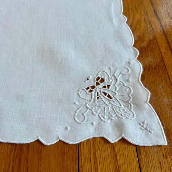 Vintage White Cutwork 97” x 62” Tablecloth Set w/ 6 Embroidered Napkins - Picture 13 of 16
